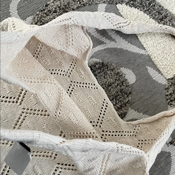 Chic Beige Tote Bag - Picture 3 of 3